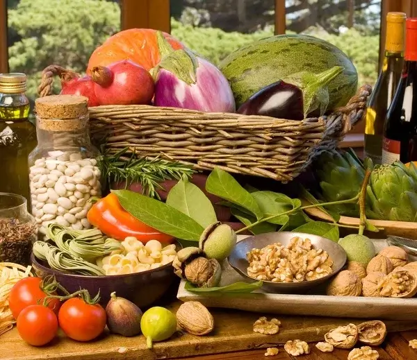 A diet rich in vegetables, nuts and oily fish may significantly reduce our chance of falling prey to Alzheimer’s disease.