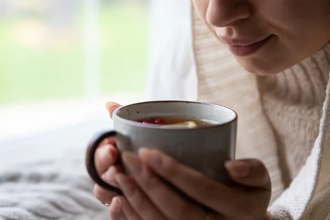 Research has found that ginger can help both in prevention and treatment of a sore throat.