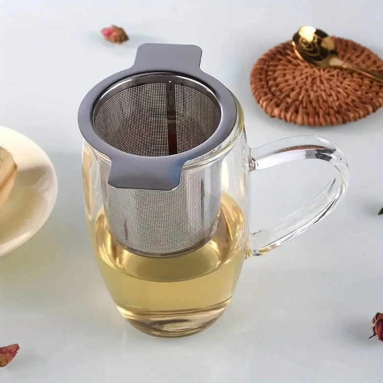 Metal infuser with lid. A robust, metal infuser for herbal tea or tisanes.