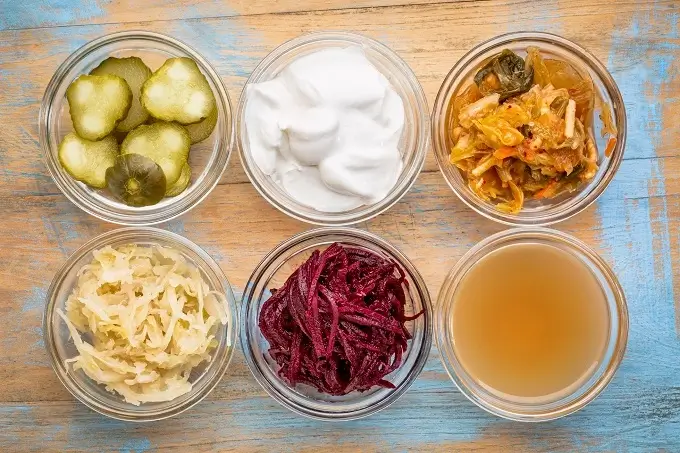 Fermented foods such as kimchi, kefir and kombucha contain probiotics to reduce bloating and weight loss.